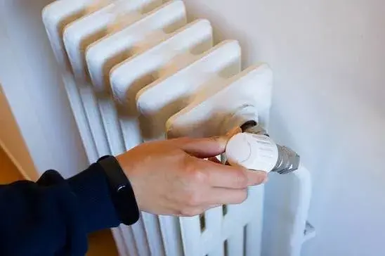 Técnico ajustando un radiador de calefacción