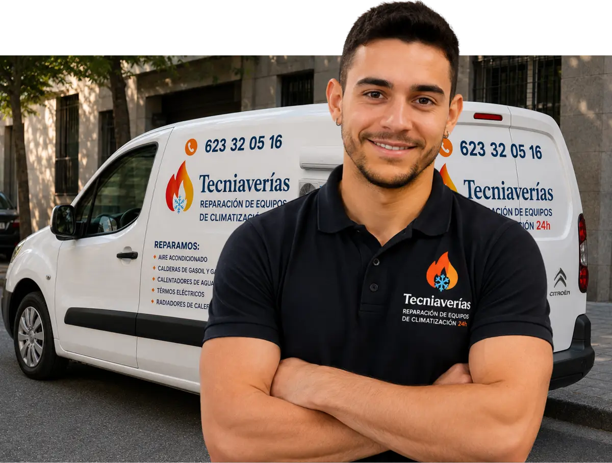 Técnico de TecniAverías junto a la furgoneta de servicio