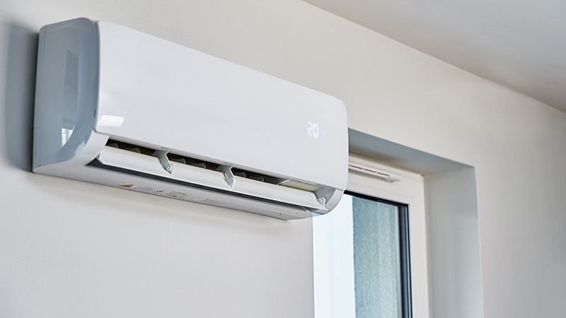 Técnico instalando aire acondicionado en una vivienda de Barcelona