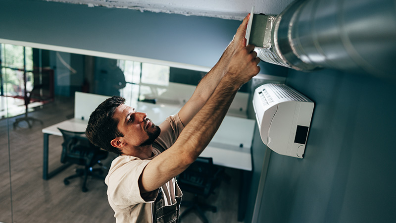 Instalación de aire acondicionado bien rematada en una vivienda de Barcelona